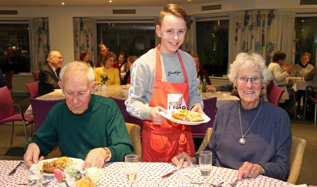 Gezellig samen dineren in het buurtrestaurant.