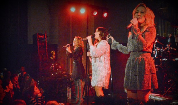 De drie getalenteerde zussen gaven een mini-concert.