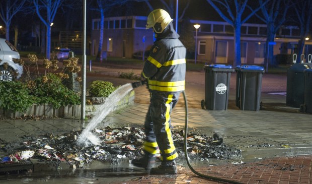 Rij papiercontainers in vlammen op in Steenbergen-Zuid