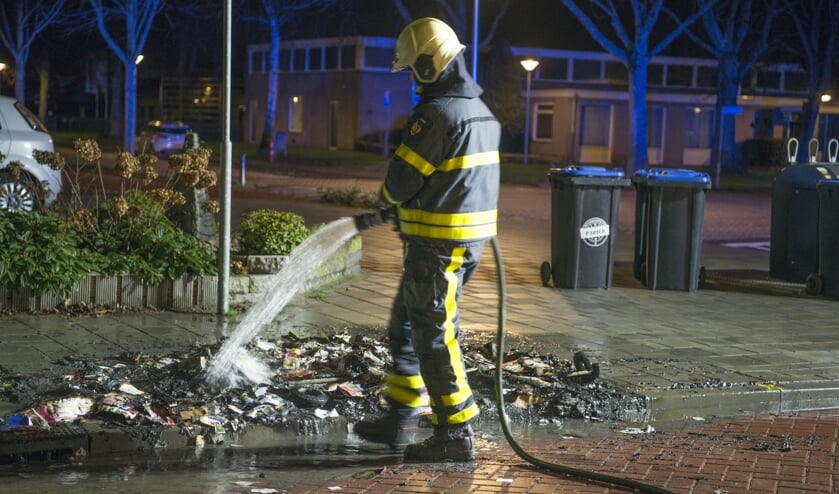 Rij papiercontainers in vlammen op in Steenbergen-Zuid