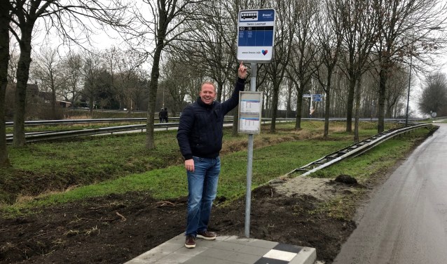 Ivo den Ouden is verheugd met de nieuwe bushalte aan de Provincialeweg Noord. Foto: Johan Wagenmakers