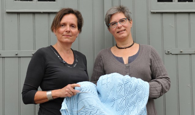 Anja Geldof en Stefanie Huibregtse met de woondeken.