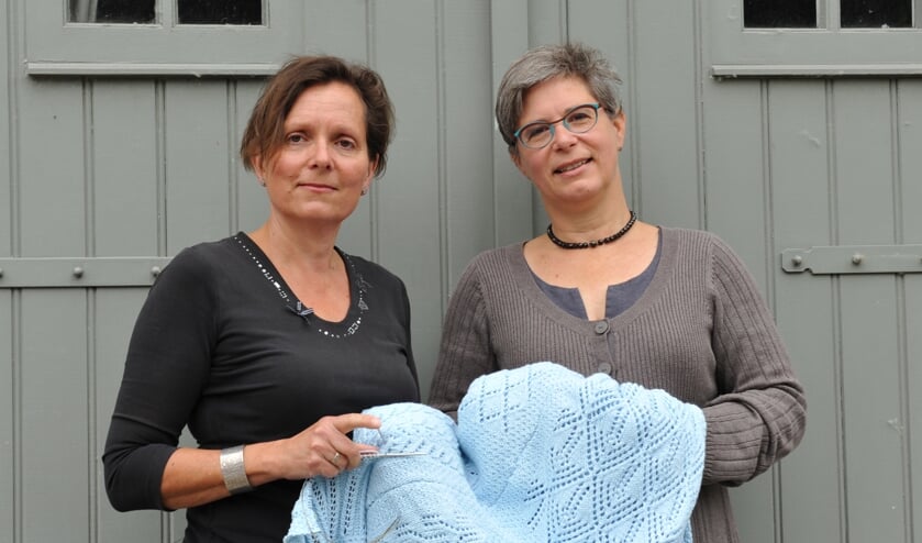 Anja Geldof en Stefanie Huibregtse met de woondeken.