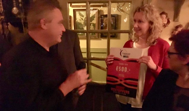 Francois van Baal reikt namens alle MontVenToppers de cheque uit aan Astrid Aarts. FOTO JOHAN LAROS