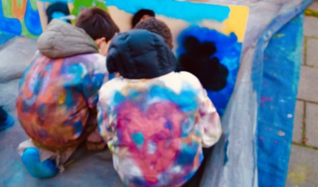 Kinderen van OBS de Springplank aan de slag met hun kunstwerk.