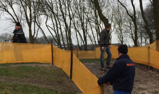 Het aanbrengen netten.