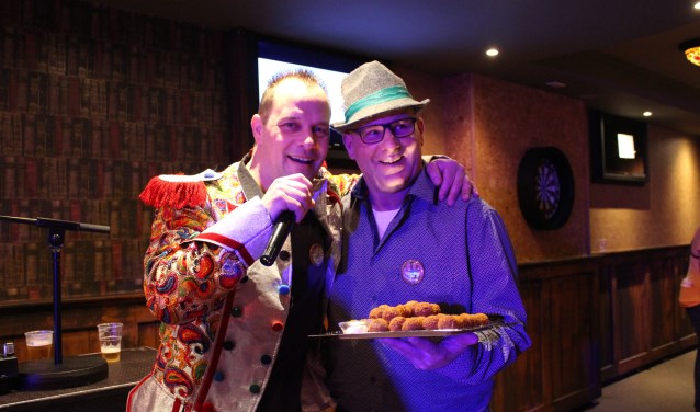 Peter Jongenelen en Martin den Broeder presenteren hun feestkrakers over bitterballen en een grasmaaier.