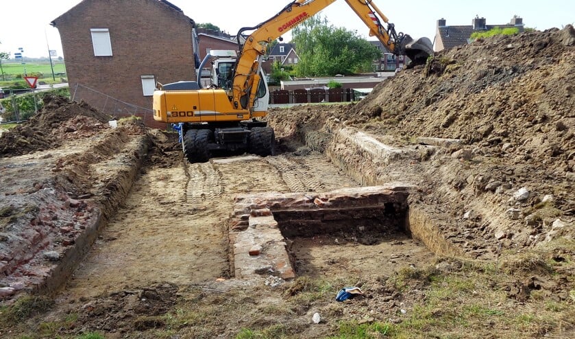 Bij de opgravingen werd de fundering van de oliemolen zichtbaar. FOTO BERT BONGERS