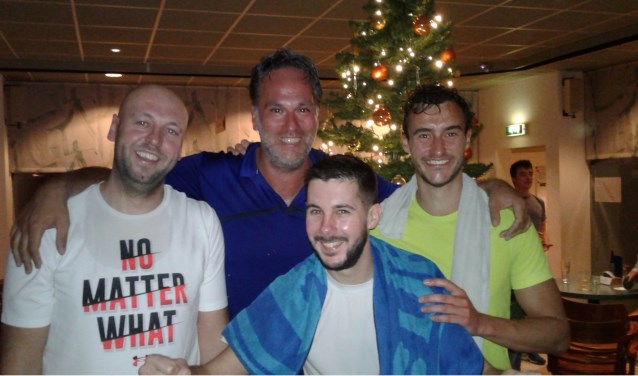 Het winnende koppel Sander Bouwmeester & Oscar van Wezel (links) is duidelijk in zijn nopjes met de winst op De Wit & Martens (rechts), die hun verlies sportief droegen.