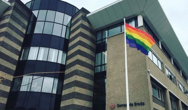 De regenboogvlag wappert bij de gemeente Breda.