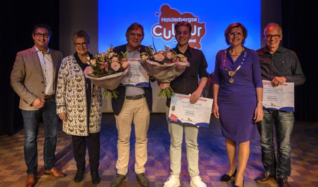Wethouder Hans Wierikx (links) was in 2018 bij de uitreiking van de Cultuurprijs aan Joep Onnink, zoon van winnaar Ari Onnink. ARCHIEFFOTO PETER BRAAKMANN
