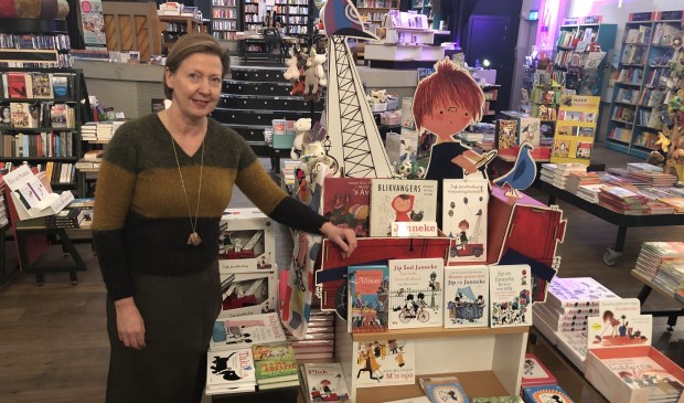 Vestigingsmanager Grietje Braaksma in de boekhandel van Grand Theatre.