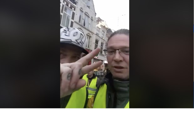 De gele hesjes streamen hun demonstratie via Facebook.