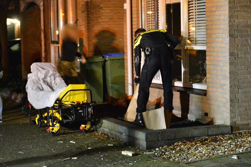 Een vuurwerkincident in de Arenberglaan zorgde voor veel schade en twee gewonden.
