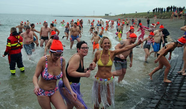 De nieuwjaarsduik is terug van weggeweest in Wemeldinge.