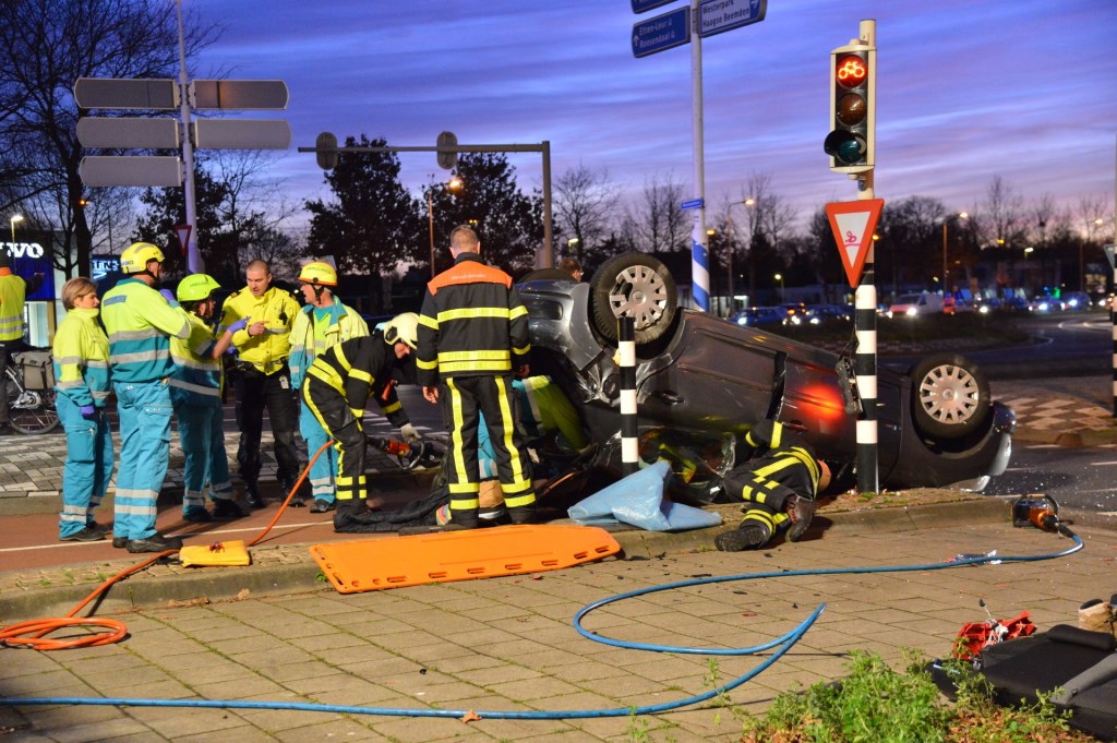 Brandweer bij de auto.