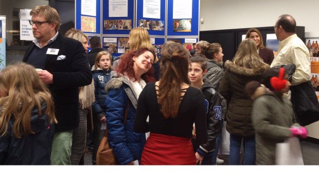 Tijdens de centrale voorlichting van het voortgezet onderwijs presenteren de verschillende scholen zich.