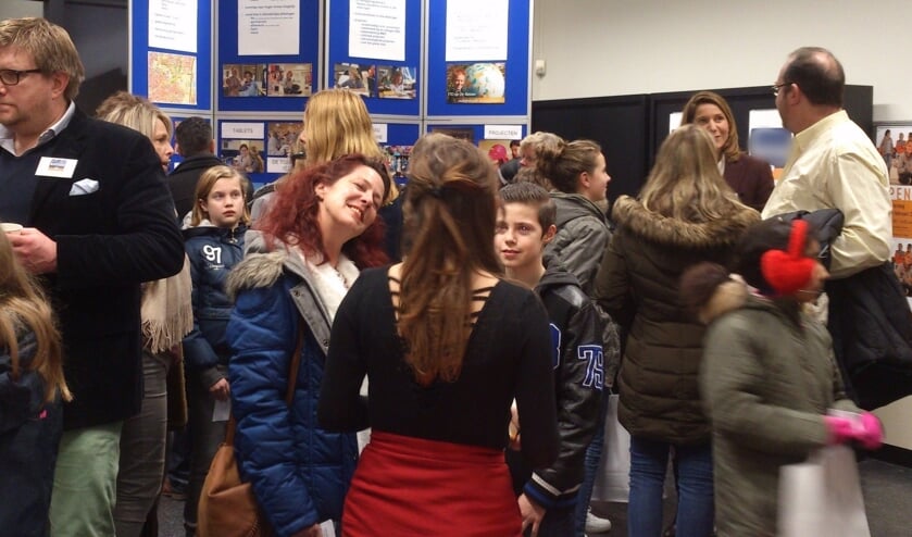 Tijdens de centrale voorlichting van het voortgezet onderwijs presenteren de verschillende scholen zich.