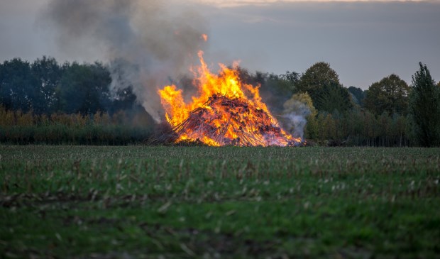 Grote rookwolken in de omgeving van Oud Gastel: stapel snoeihout in brand - Internetbode
