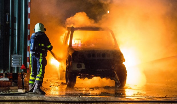 Jeep volledig uitgebrand aan Pastoor Bastiaansensingel in Sint Willebrord - Internetbode