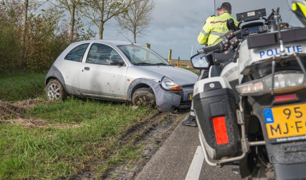 Auto belandt in berm na eenzijdig ongeval in Sint Philipsland - Internetbode
