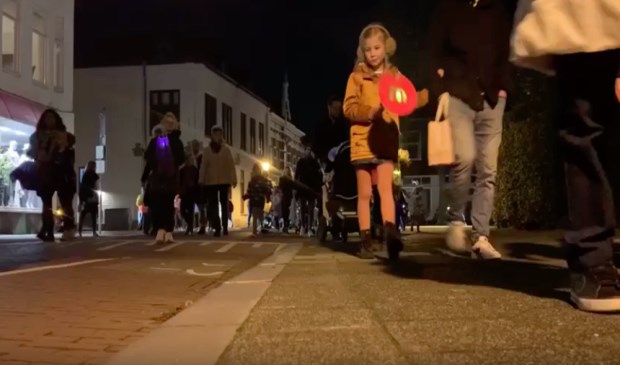 Straten van het Ginneken lichten op door lampionnen tijdens Sint Maarten - BredaVandaag.nl