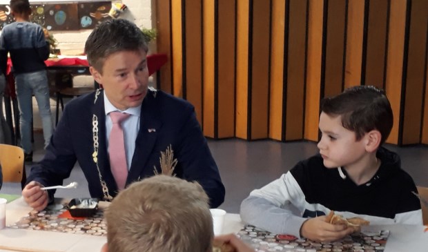 Jeugd Wemeldinge ontbijt met burgemeester | Reimerswaal - Internetbode