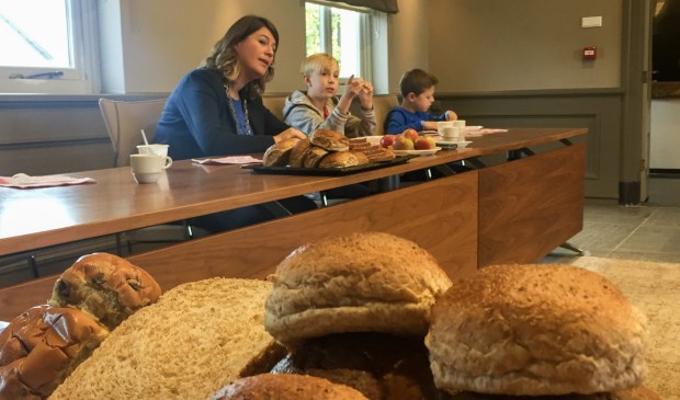 Leerlingen van De Koperakker ontbijten met burgemeester Joyce Vermue - Internetbode