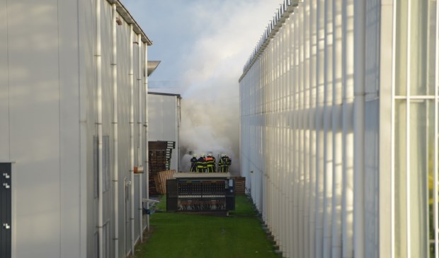 Grote brand in transformatorhuisje in glastuinbouwgebied van Dinteloord. #steenbergsebode