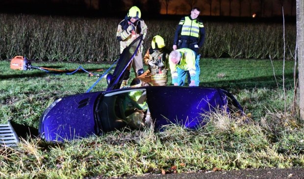 Brandweer bevrijdt inzittenden na eenzijdig ongeval in Oudelande - .