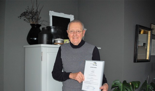 Hans Ros ontvangt erespeld en oorkonde gemeente Moerdijk