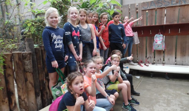 De kinderen genieten in de vlindertuin.
