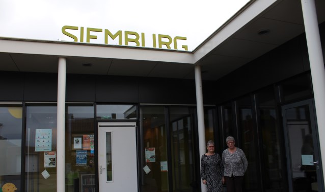 Voorzitter Toos van Merode en redactielid Liesbeth Franken bij dorpshuis Siemburg waar wekelijks Het Pompke met vrijwilligers wordt gemaakt.