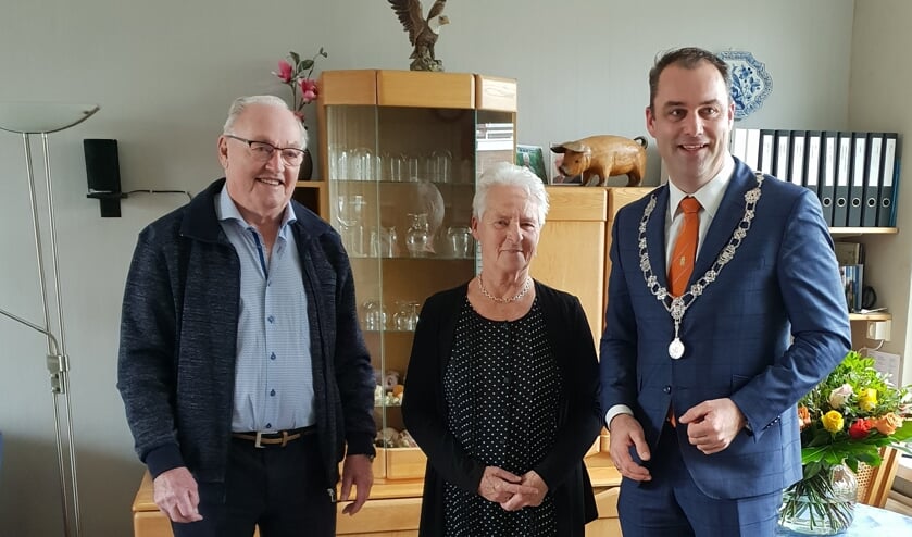 Echtpaar De Ronde-Van der Spek met loco-burgemeester Johan Aalberts.