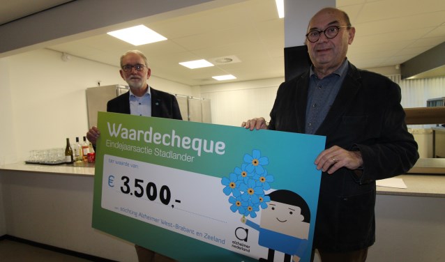 Ad Vos (r) en Martien van Leeuwen (l) nemen de cheque van Stadlander in ontvangst