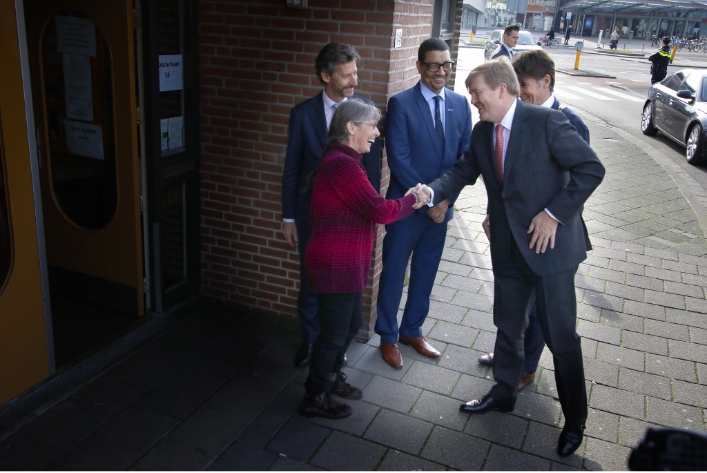 Werkbezoek Koning Willem-Alexander aan coöperatie de Vrije Uitloop in Breda. In het pand van Tientjes spreekt hij scharrelondernemers.
