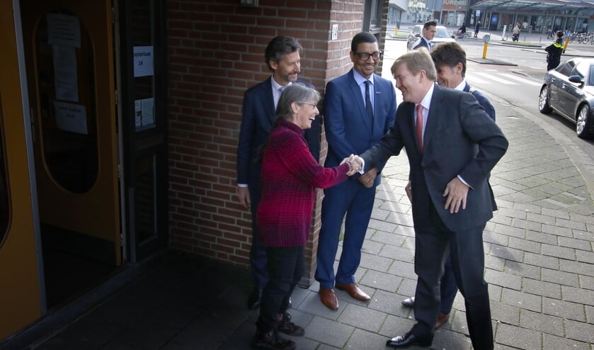 Werkbezoek Koning Willem-Alexander aan coöperatie de Vrije Uitloop in Breda. In het pand van Tientjes spreekt hij scharrelondernemers.