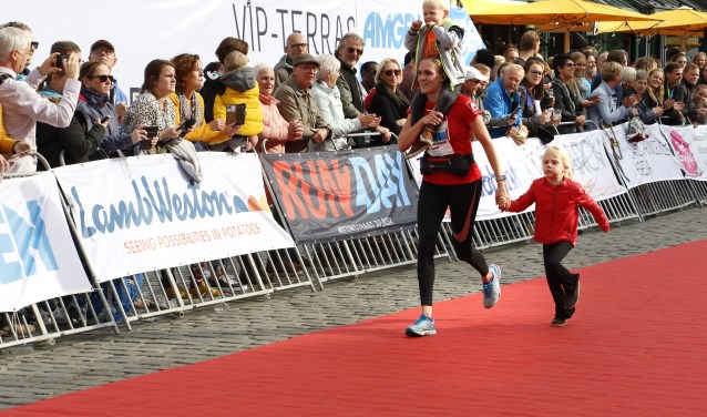 Met de kinderen over de finish.