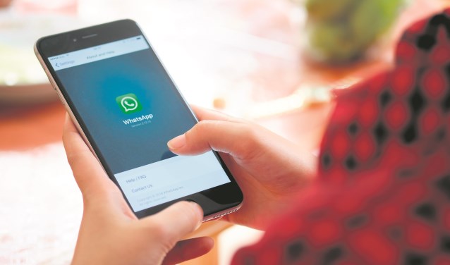 Mobiel gsm telefoon social media whatsapp 404318812.jpg