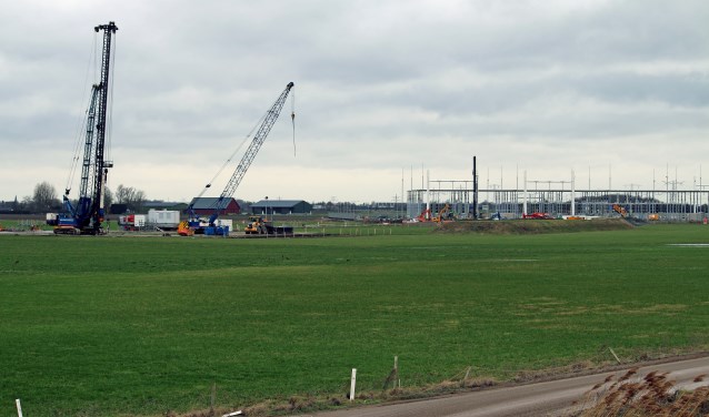 Het hoogspanningsstation bij Rilland is in aanbouw. FOTO COBY WEIJERS
