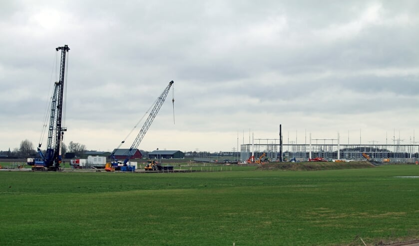 Het hoogspanningsstation bij Rilland is in aanbouw. FOTO COBY WEIJERS