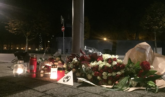 Bloemen, kaarten en kaarsjes op de plek waar de 23-jarige Paul Pluijmert werd neergestoken.