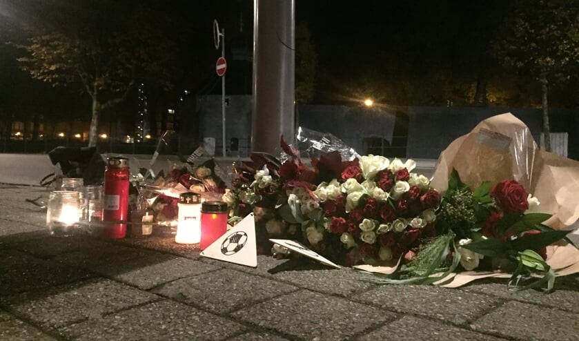 Bloemen, kaarten en kaarsjes op de plek waar de 23-jarige Paul Pluijmert werd neergestoken.