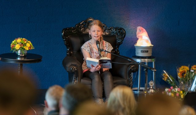 Opperste concentratie bij de voorleeswedstrijd in de bibliotheek in Middelburg.