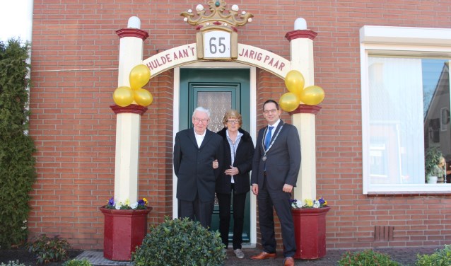 Ook burgemeester Steven Adriaansen kwam het echtpaar van Hoof-Schroeijers feliciteren met hun briljanten huwellijk