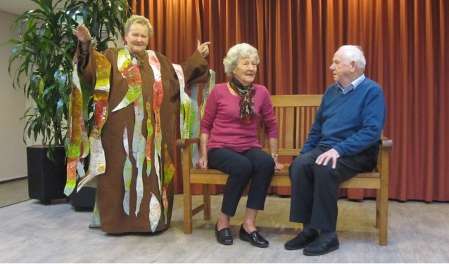 Antoon van Caam en Jos van Oortmerssen zingen Indoneschische liederen terwijl Jeanne Verhaard schittert als boom.
