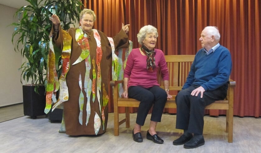 Antoon van Caam en Jos van Oortmerssen zingen Indoneschische liederen terwijl Jeanne Verhaard schittert als boom.