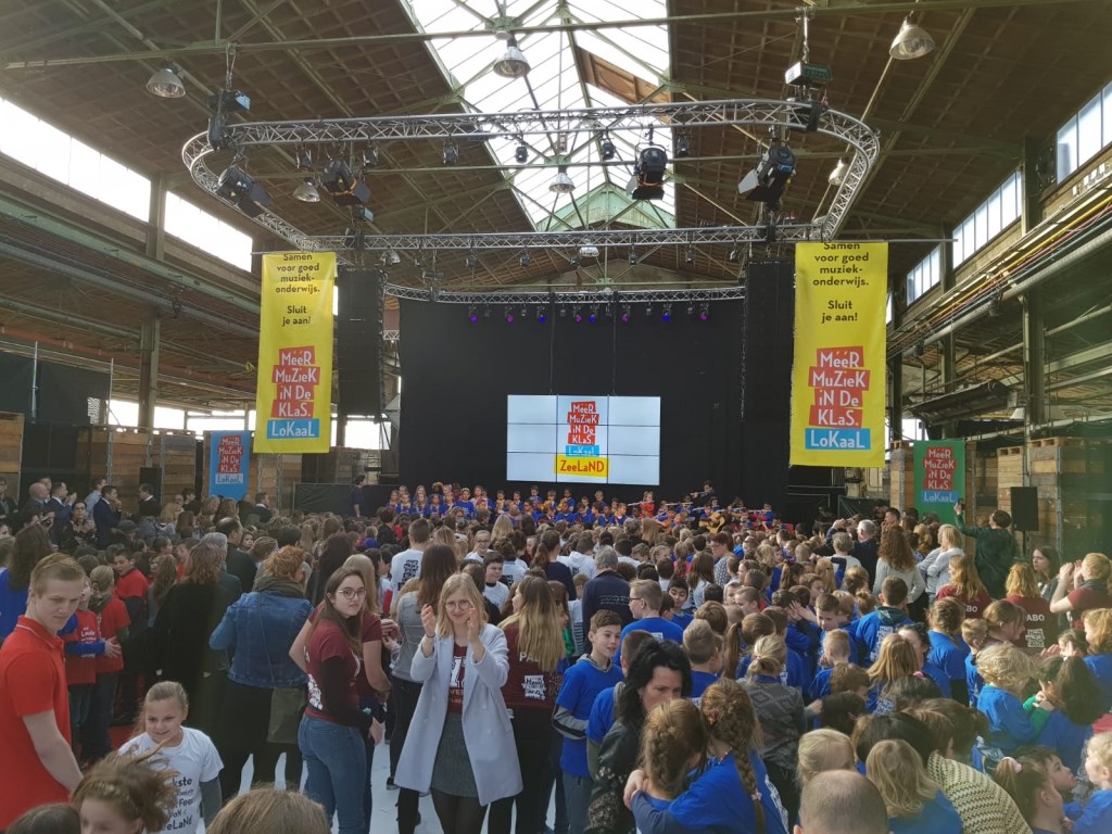 Vele mensen zijn in de Lasloods in afwachting van het hoge bezoek.