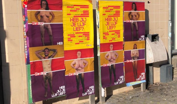 De posters die op verschillende plaatsen in de stad hangen.