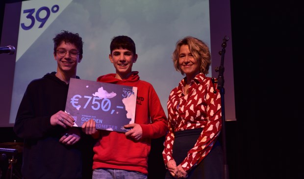 v.l.n.r. prijswinnaars Rowan van den Boomen & Tommy Heeffer en Lidwien Hupkens van Stichting Vrienden Podiumkunsten Breda.